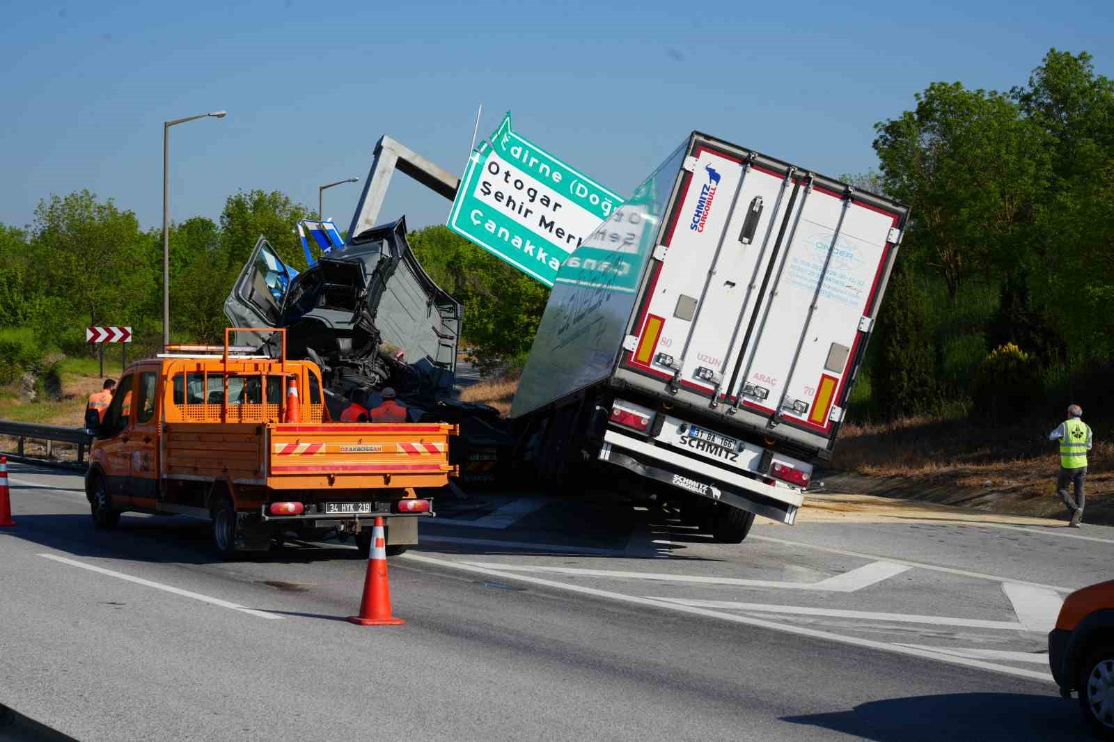 Edirne’de tır yön tabelasına çarptı: Sürücü yaralandı
