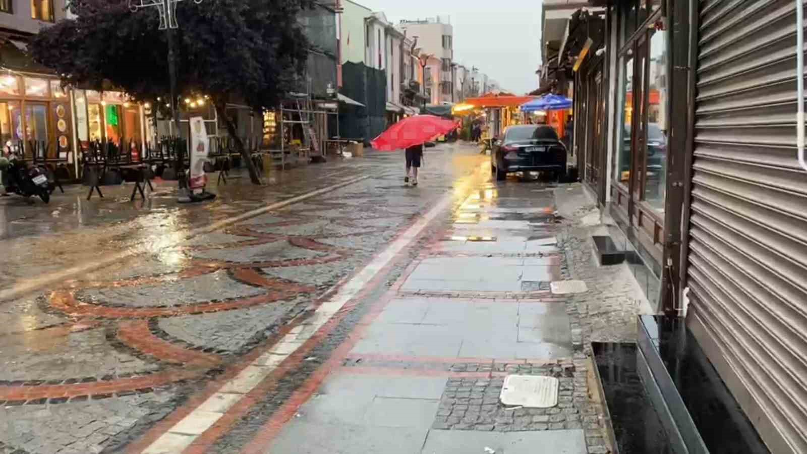Edirne’de yağmura yakalanan vatandaşlardan ilginç çözüm
