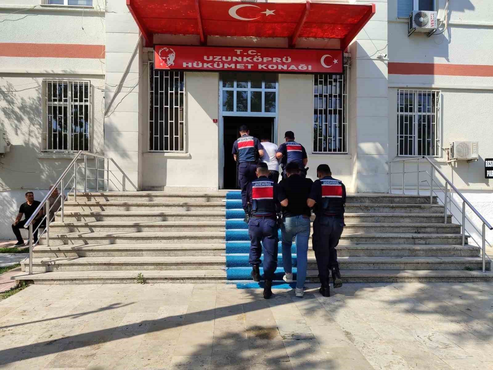 Edirne’de yasak bölgede yakalanan 2 düzensiz göçmen tutuklandı
