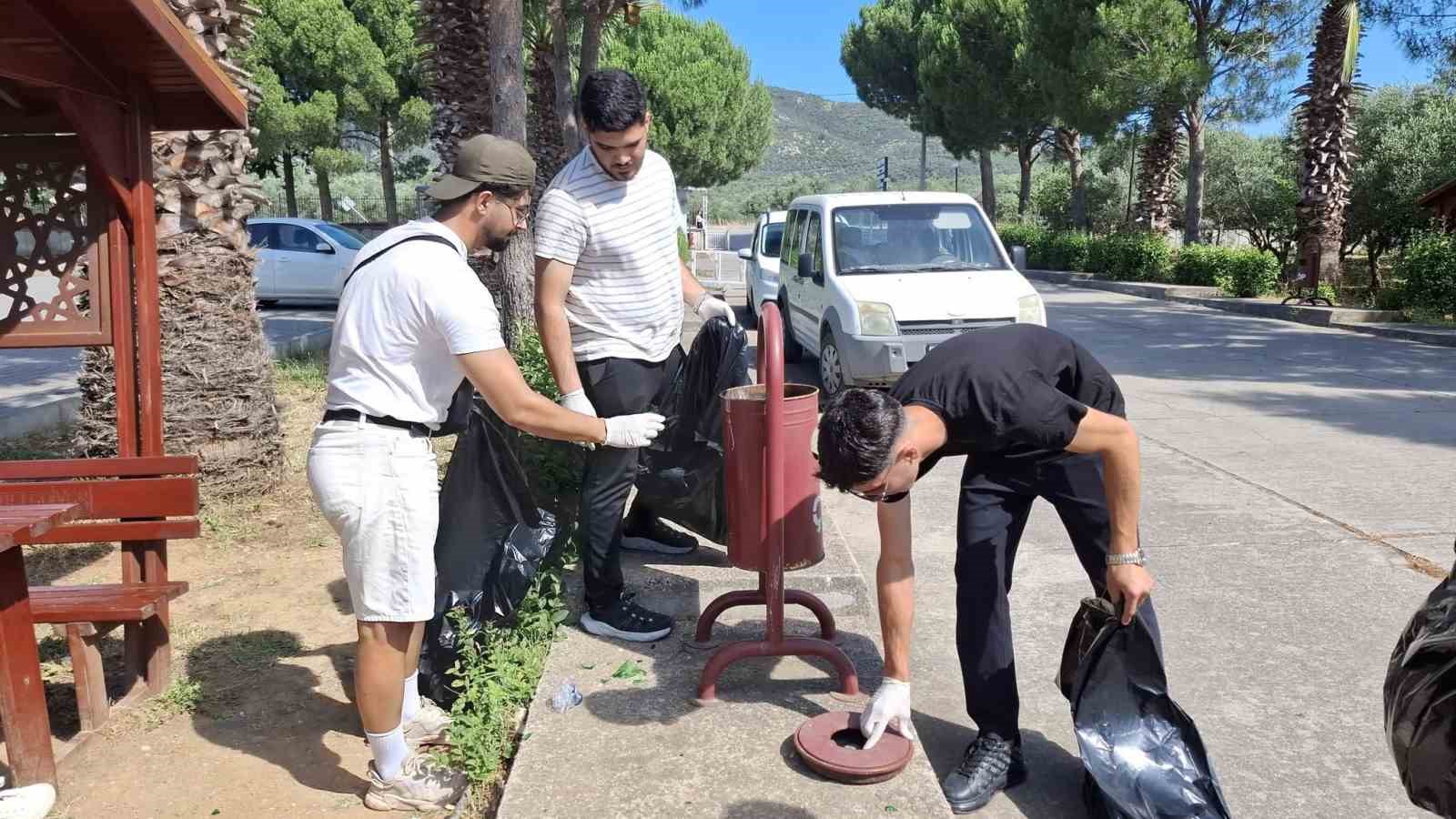 Edremit MYO öğrencilerinden çevre temizliği
