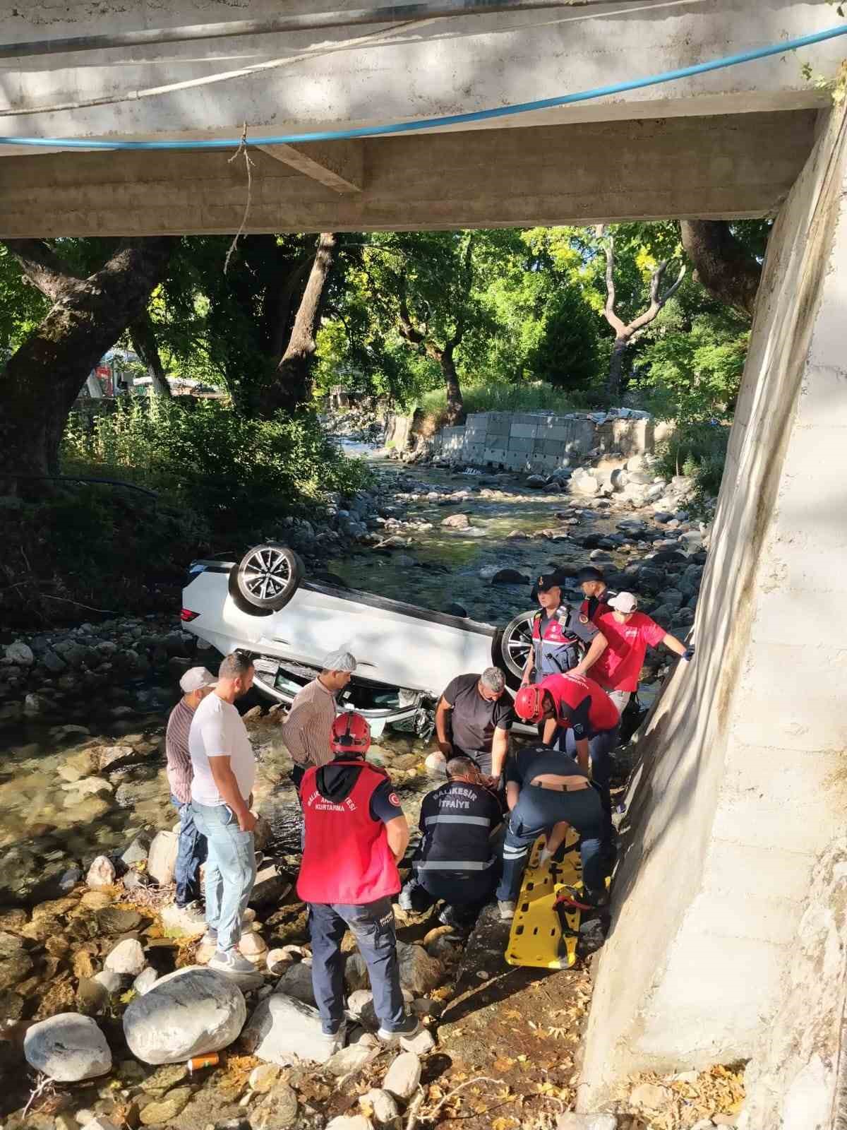 Edremit’te kontrolden çıkan otomobil dereye uçtu: 1 yaralı
