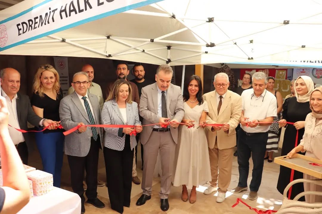 Edremit’te kursiyerlerin el emeği göz nuru ürünleri sergilendi
