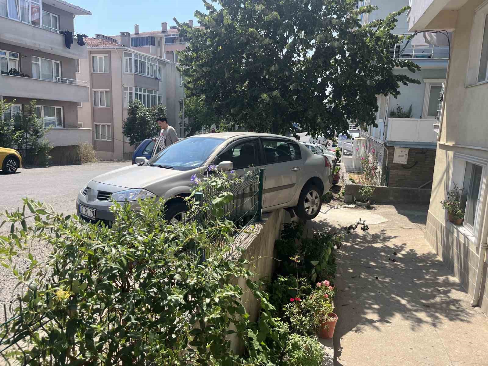 El frenini çekmeyi unuttu, otomobil bahçe duvarında asılı kaldı

