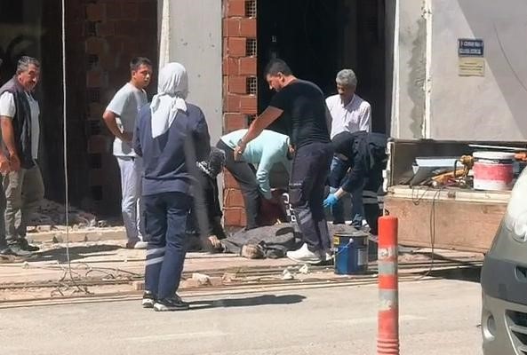 Elektrik akımına kapılıp inşaattan düşerek öldü
