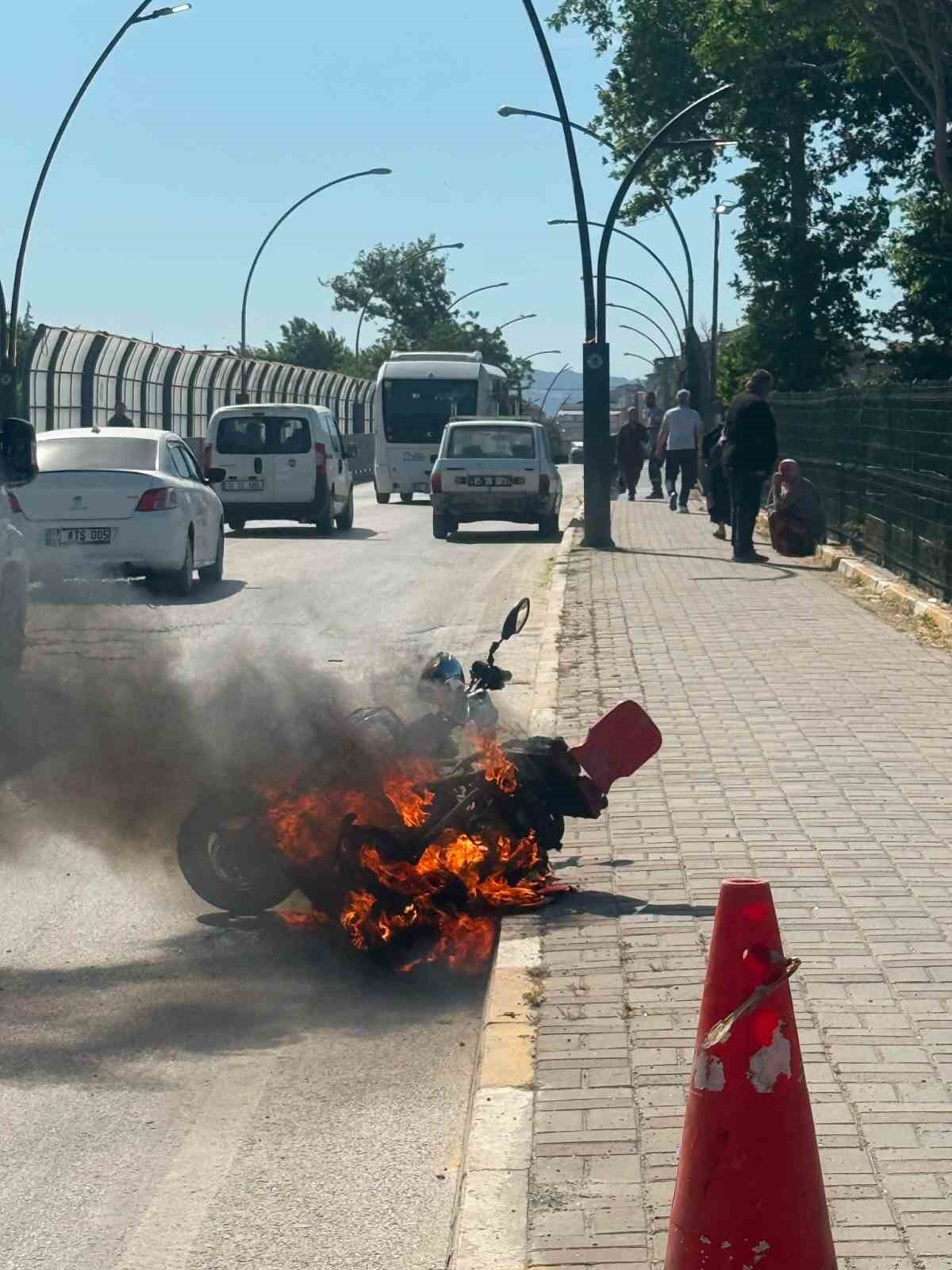Elektrikli bisiklet alevlere teslim oldu
