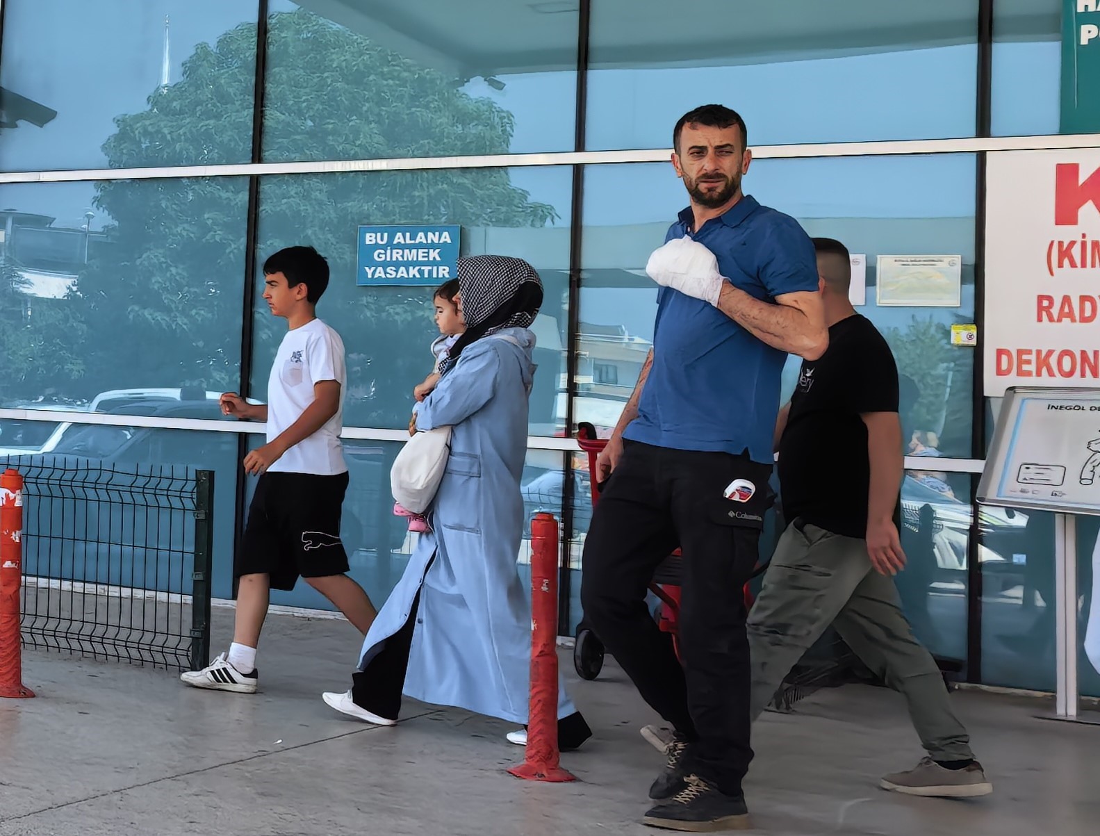 Elini makineye kaptıran işçinin parmağı koptu
