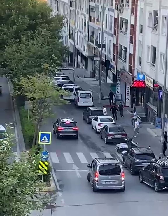 Emlakçıda başlayan tartışma sokakta bıçaklı kovalamacaya döndü
