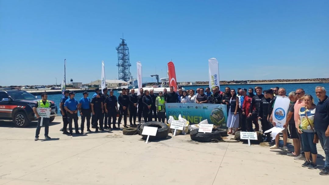 Enez’de kurbağa adamlar deniz dibindeki atıkları temizledi
