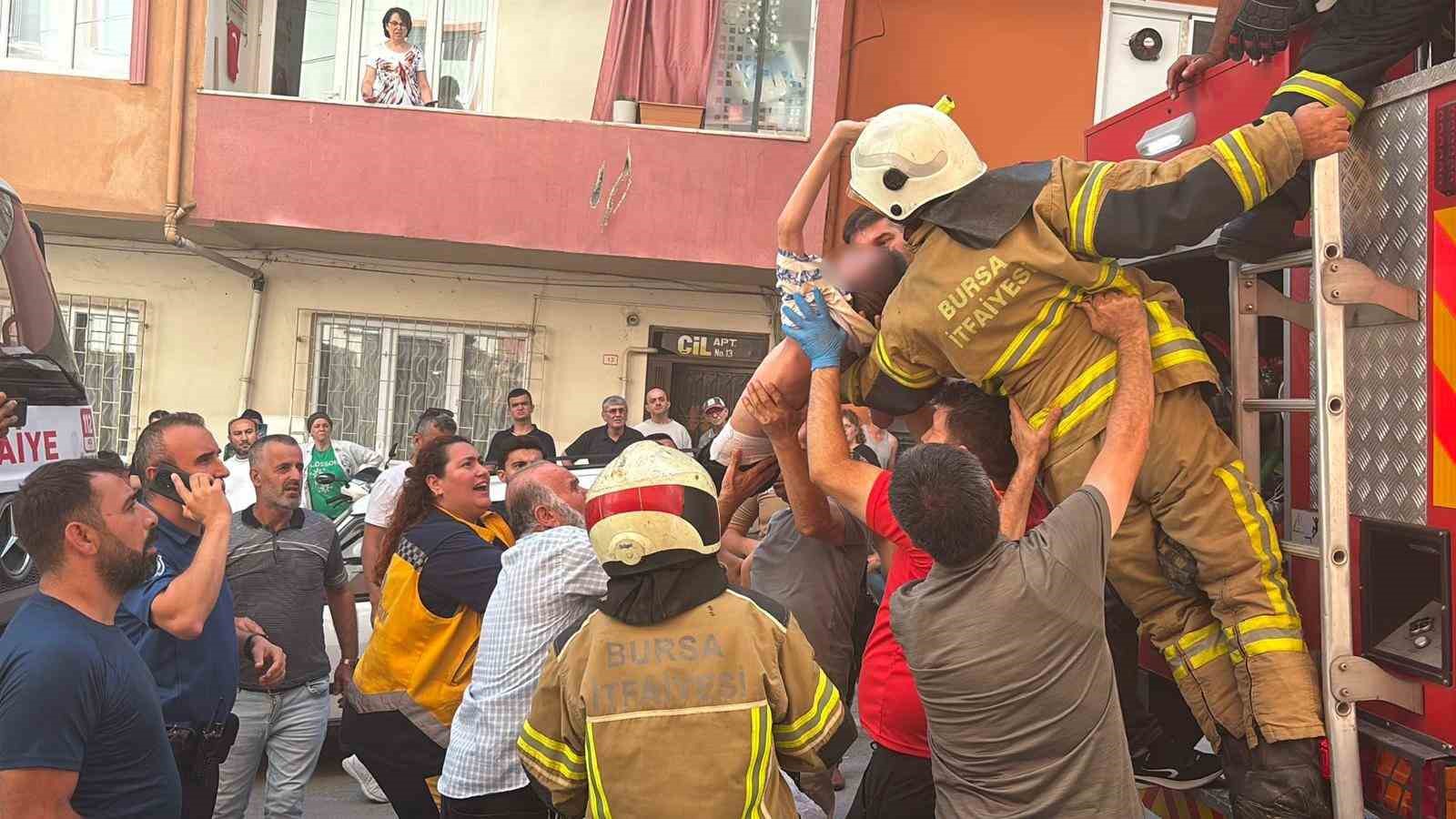 Engelli çocuk itfaiye ekiplerince yangından kurtarıldı
