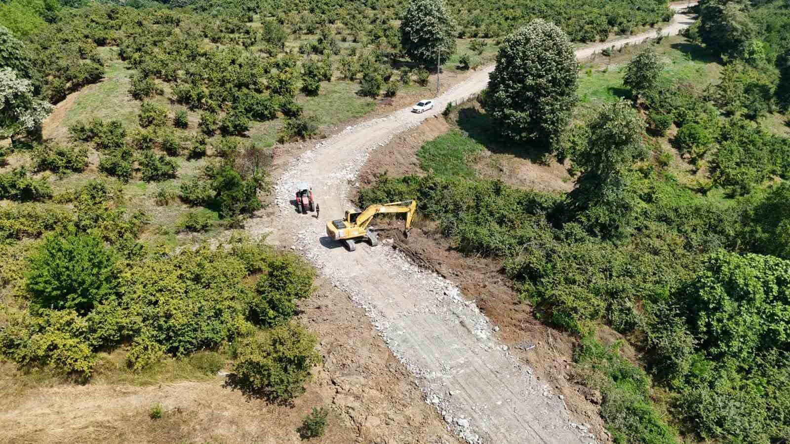 Erenler’de kırsal mahallelerde üstyapı ve yol çalışmaları sürüyor
