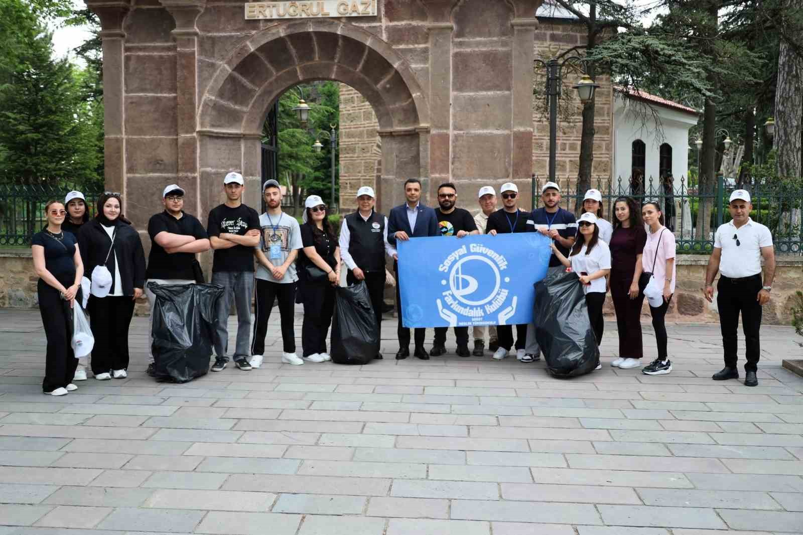 Ertuğrul Gazi Türbesi çevresinde poşet poşet çöp toplandı
