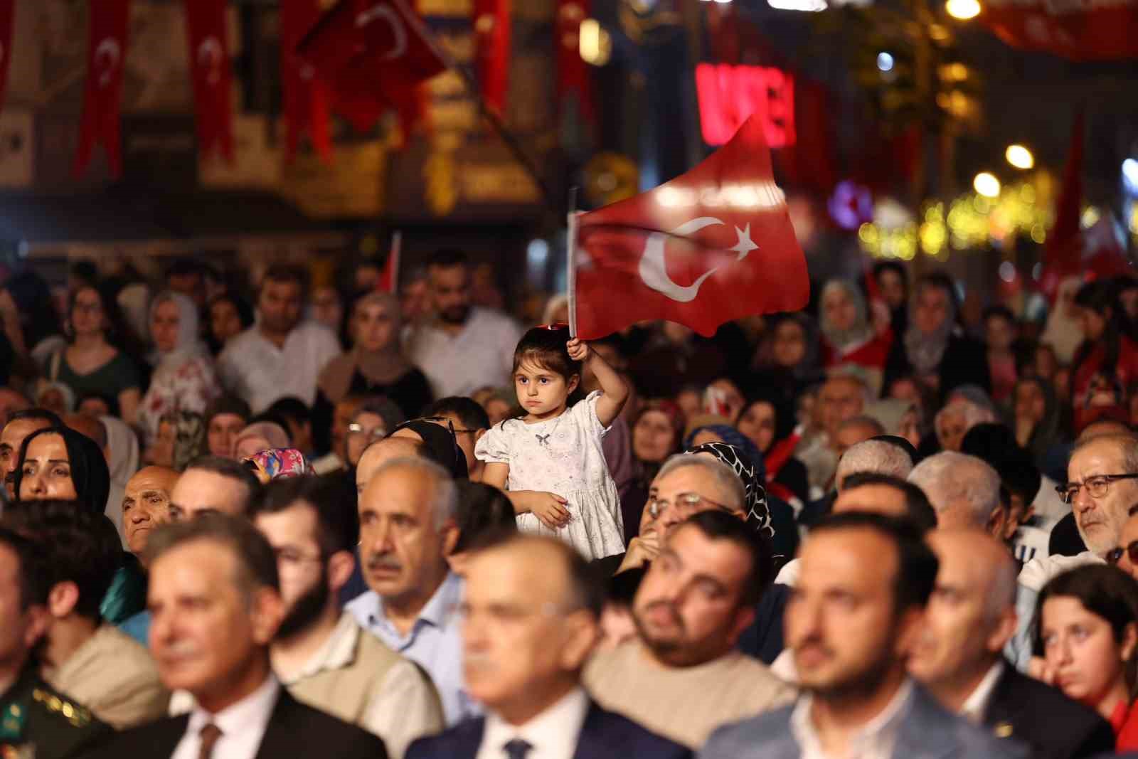 Esenler’de 253 metrelik bayrakla 15 Temmuz şehitleri anıldı
