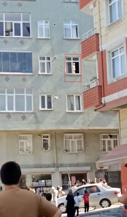 Esenler’de 3’üncü katın evin penceresinde yürüyen bebek yürekleri ağza getirdi
