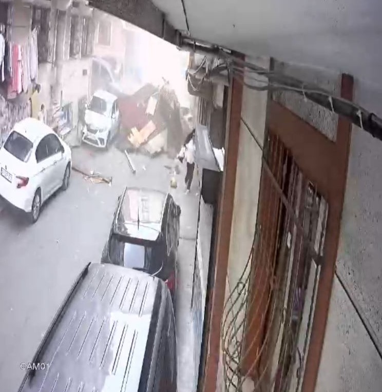Esenler’de fırtınada çatı sokağa uçtu: Çocuklar çatının altında kalmaktan son anda kurtuldu

