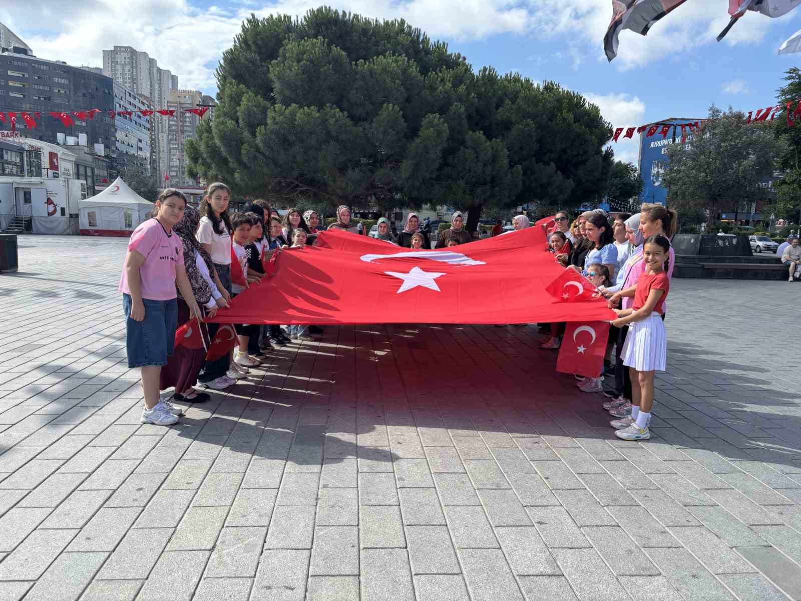 Esenyurtlu ailelerden 15 Temmuz şehitlerine vefa ziyareti
