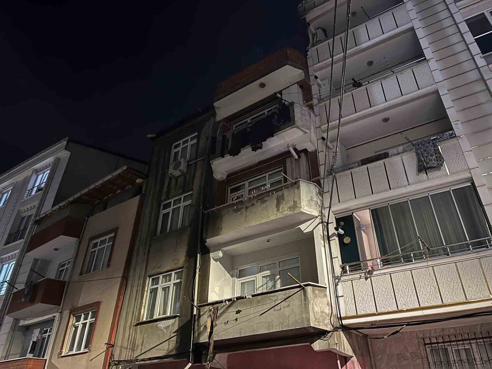 Esenyurt’ta 3 katlı binanın çatısı alev alev yandı
