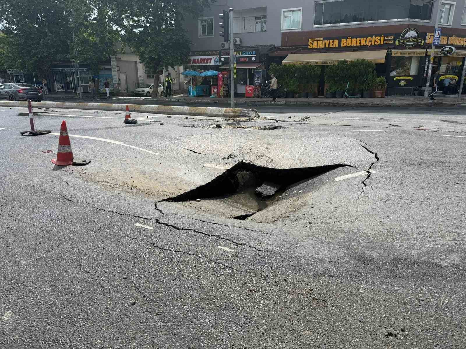 Esenyurt’ta İSKİ’nin boru hattı patladı, yol çöktü cadde göle döndü

