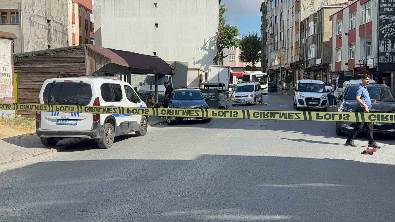 Esenyurt’ta kanlı pusu: 2 kişi silahla vuruldu
