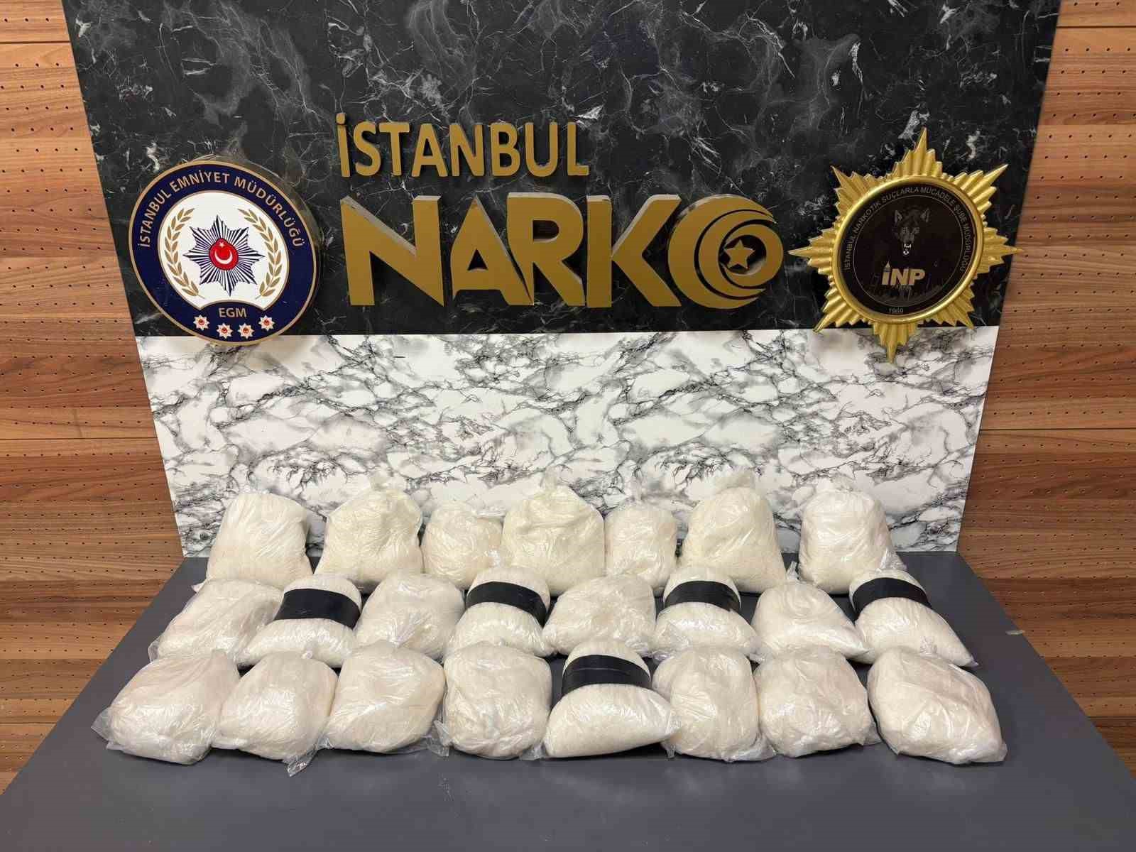 Esenyurt’ta kargo ile gönderilen buzdolabına gizlenmiş 28 kilo uyuşturucu ele geçirildi
