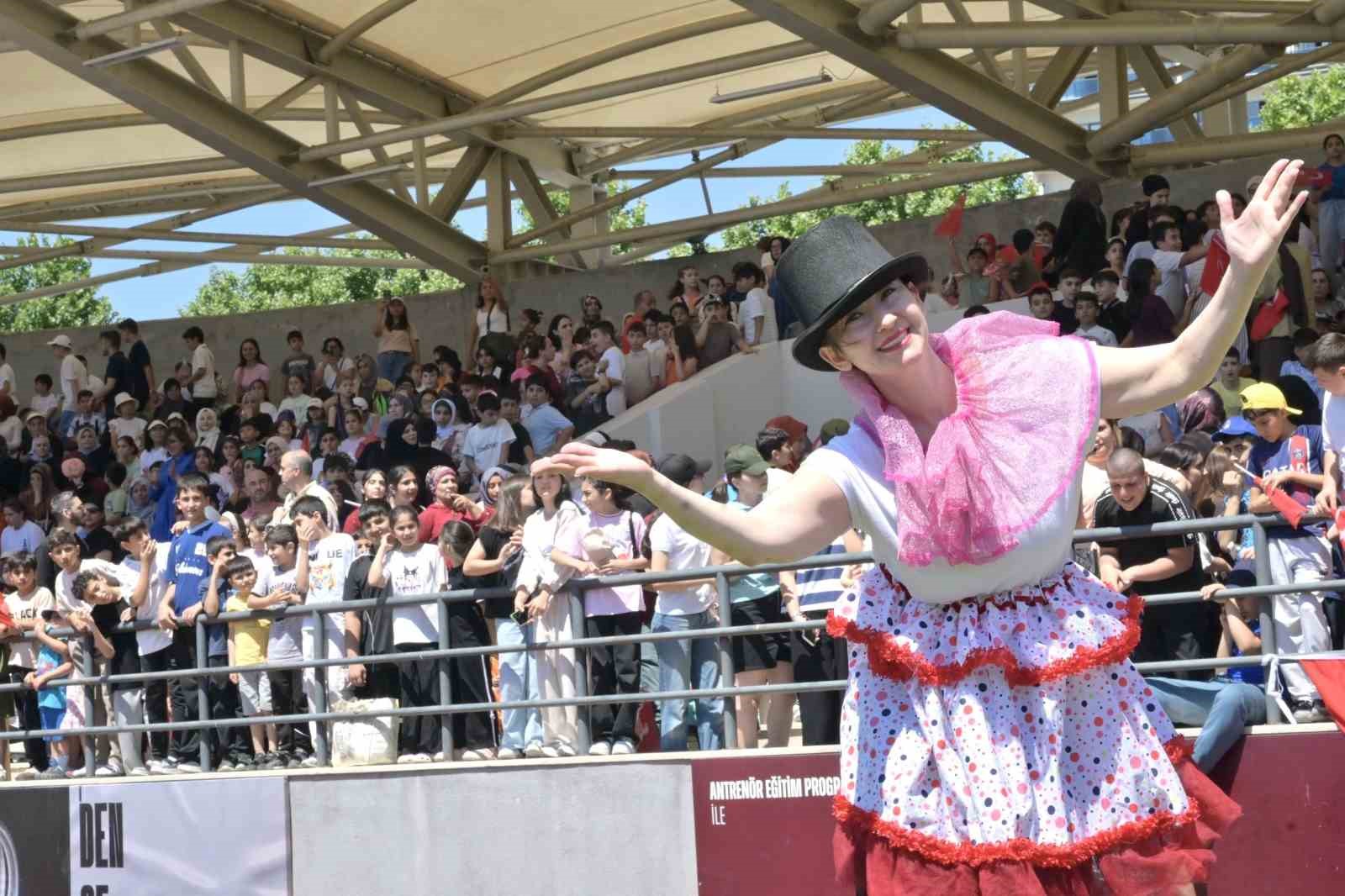 Esenyurt’ta karne coşkusu: Binlerce çocuk yaz tatiline şenlikle merhaba dedi
