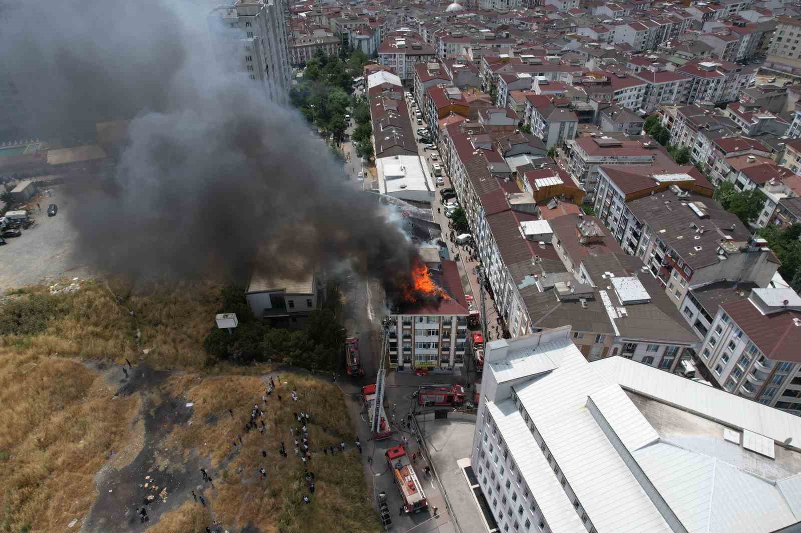 Esenyurt’ta korkutan çatı yangını: 4 binanın çatısına sıçradı
