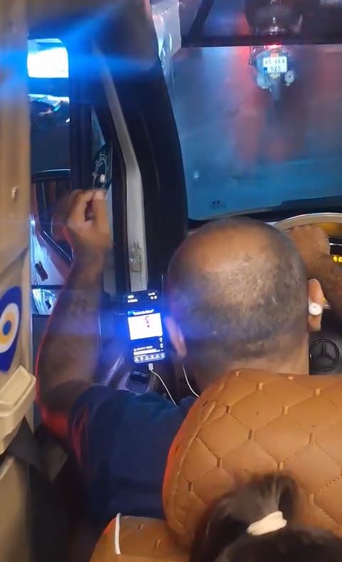 Esenyurt’ta minibüs şoförünün seyir halindeyken video izlediği anlar kamerada
