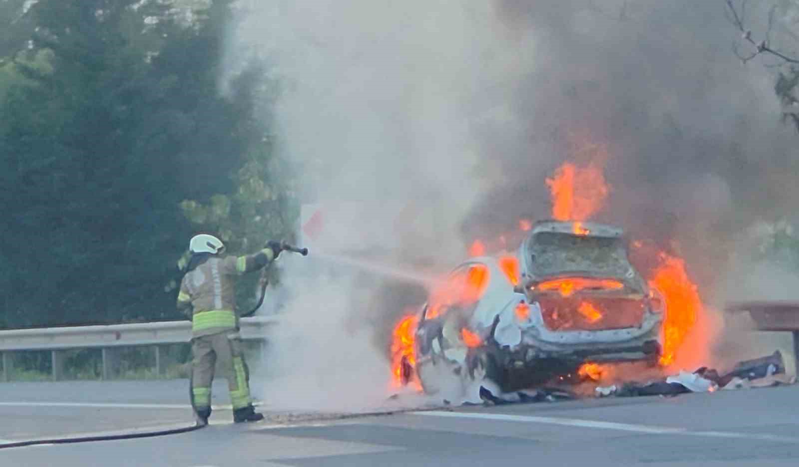 Esenyurt’ta seyir halindeki otomobil alev alev yandı
