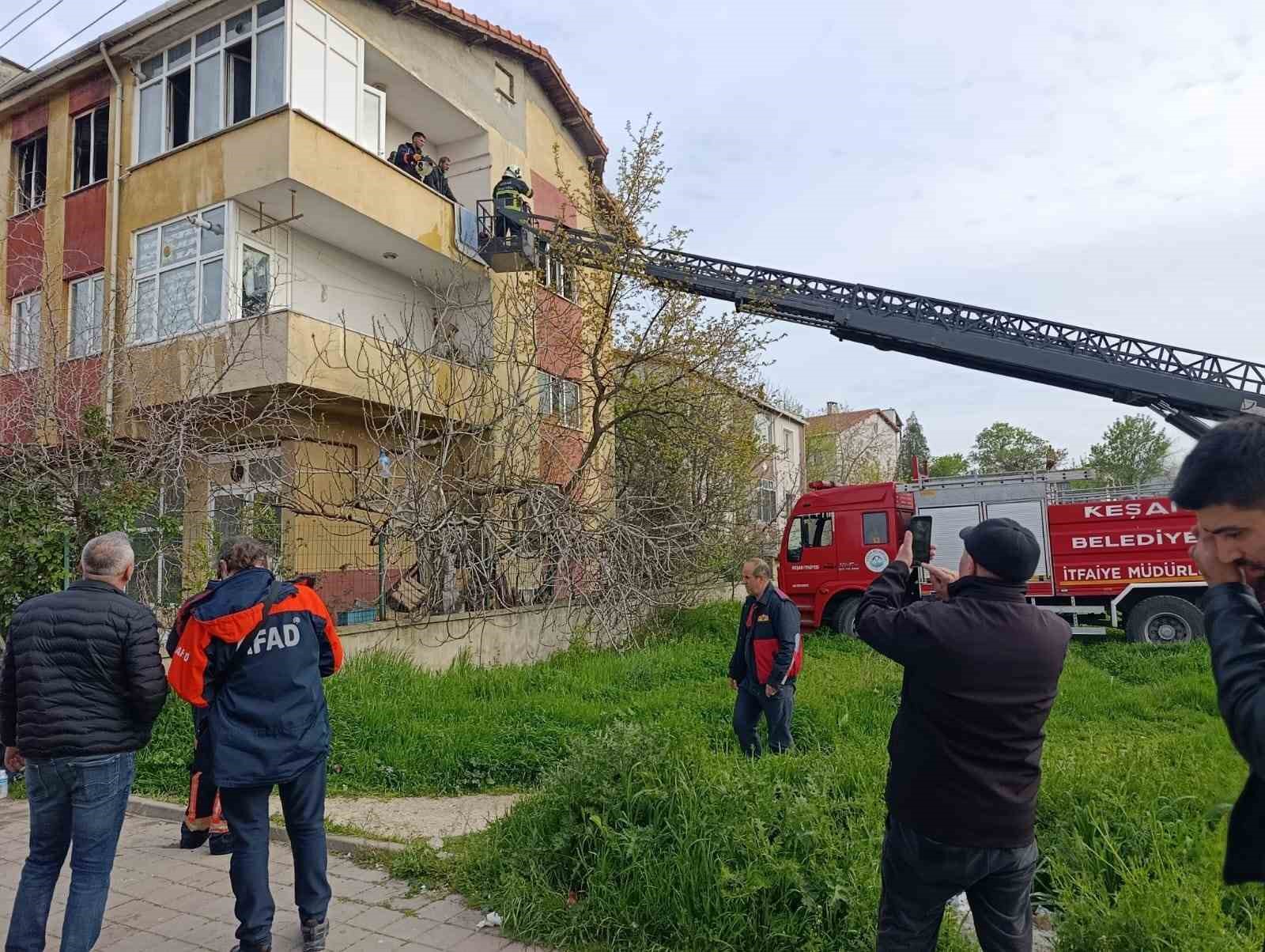 Evi ateşe verdi, babasını arayıp "evi yaktım gel" dedi
