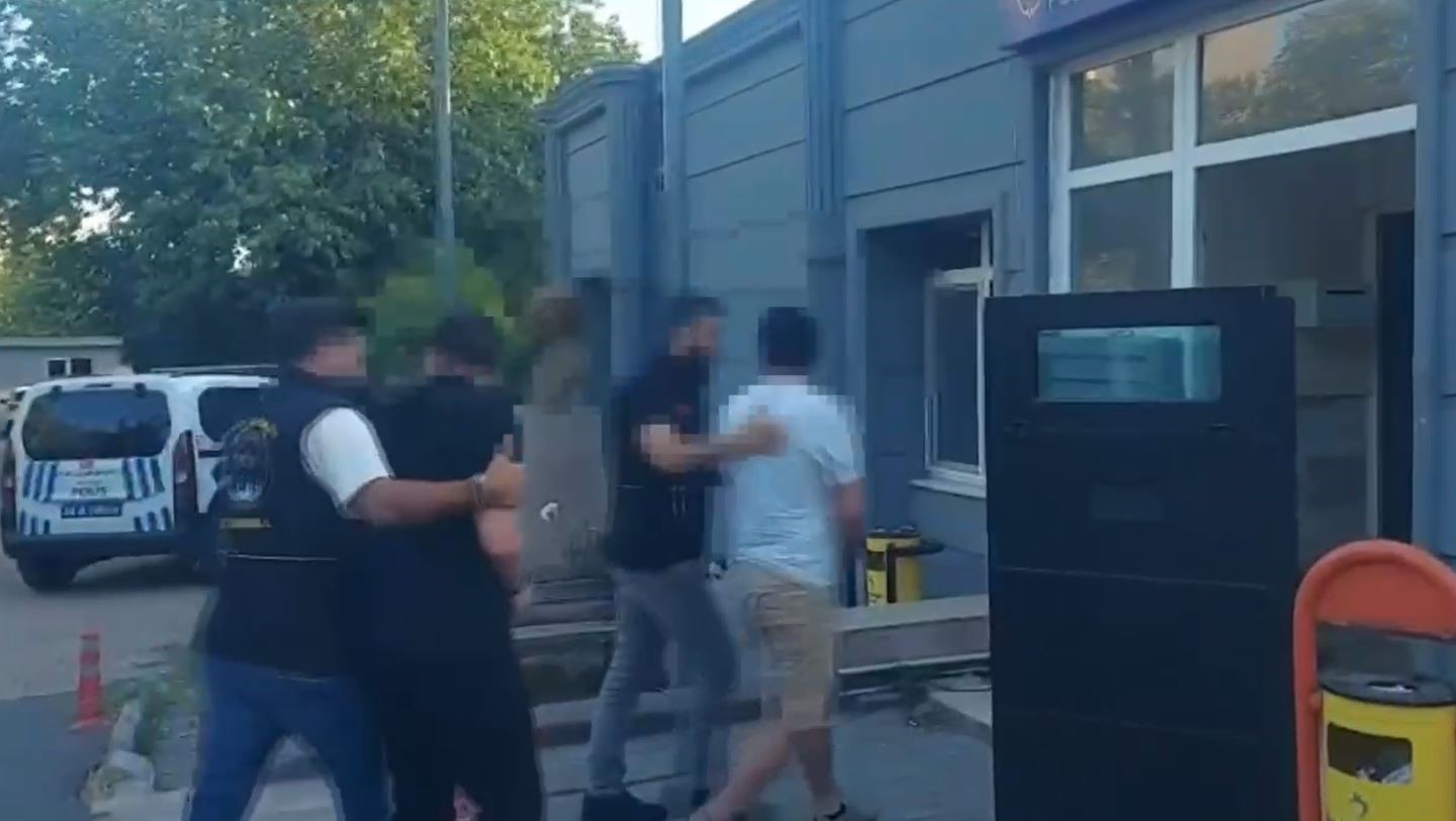 Evlilik hazırlığı yapan genç, nişanlısının önünde bıçaklanarak öldürüldü
