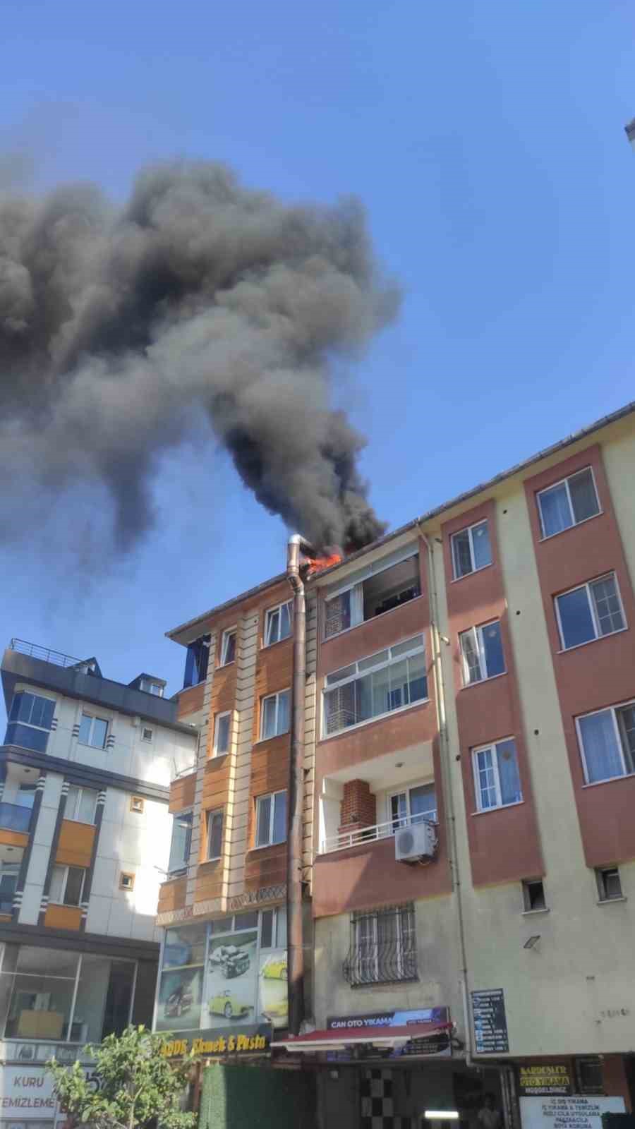 Eyüpsultan’da fırının havalandırma borusunda çıkan yangın çatıya sıçradı
