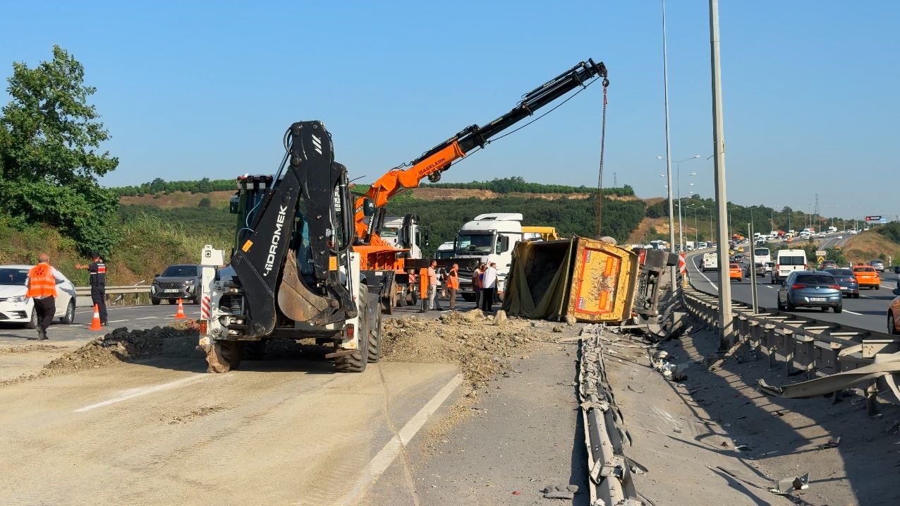 Eyüpsultan’da hafriyat kamyonu devrildi: 2 yaralı
