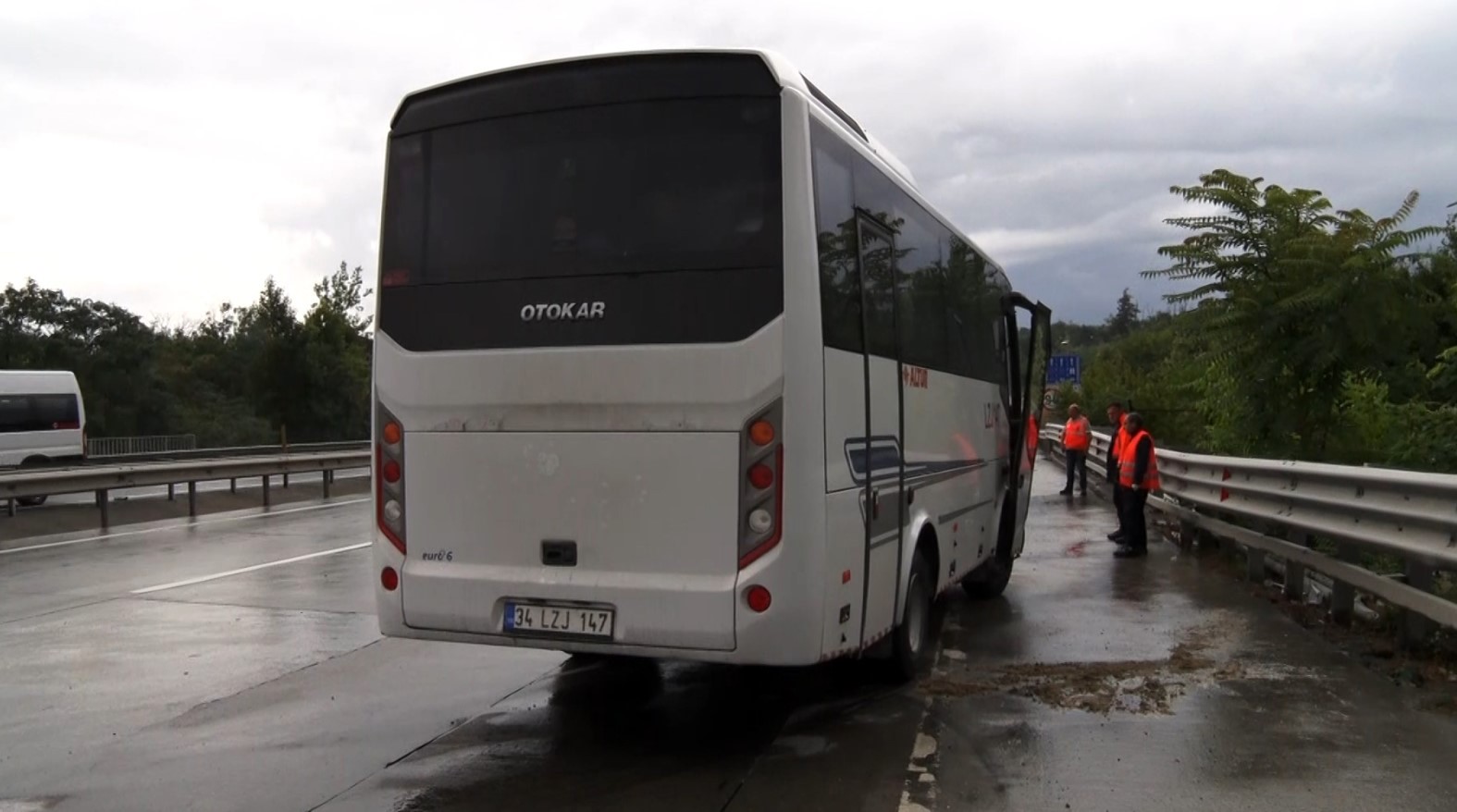 Eyüpsultan’da kontrolden çıkan servis aracı kaza yaptı: 3 yaralı
