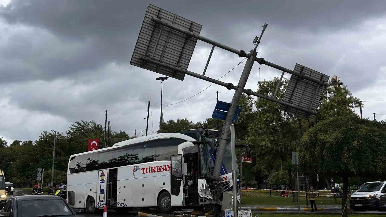 Eyüpsultan’da yolcu otobüsü önce otomobile sonra levhaya çarptı: 30 yaralı
