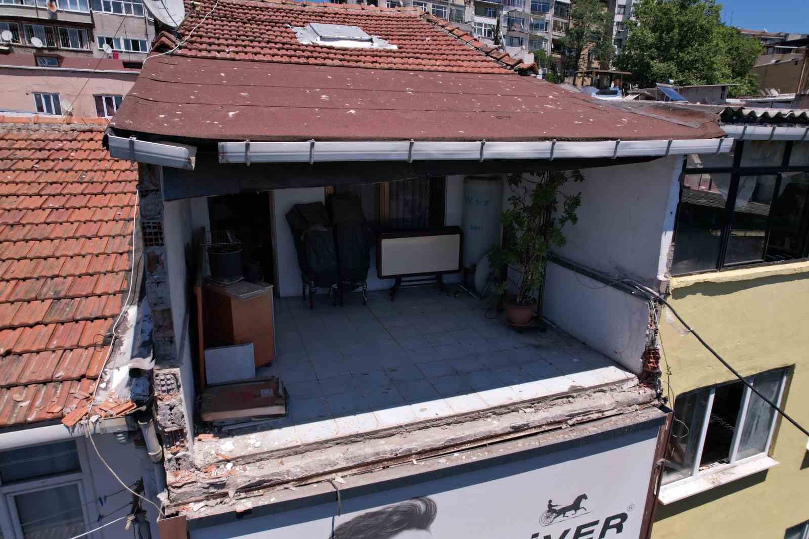 Fatih Laleli’de binadan kopan beton ve metal parçalar yere düştü, facianın eşiğinden dönüldü
