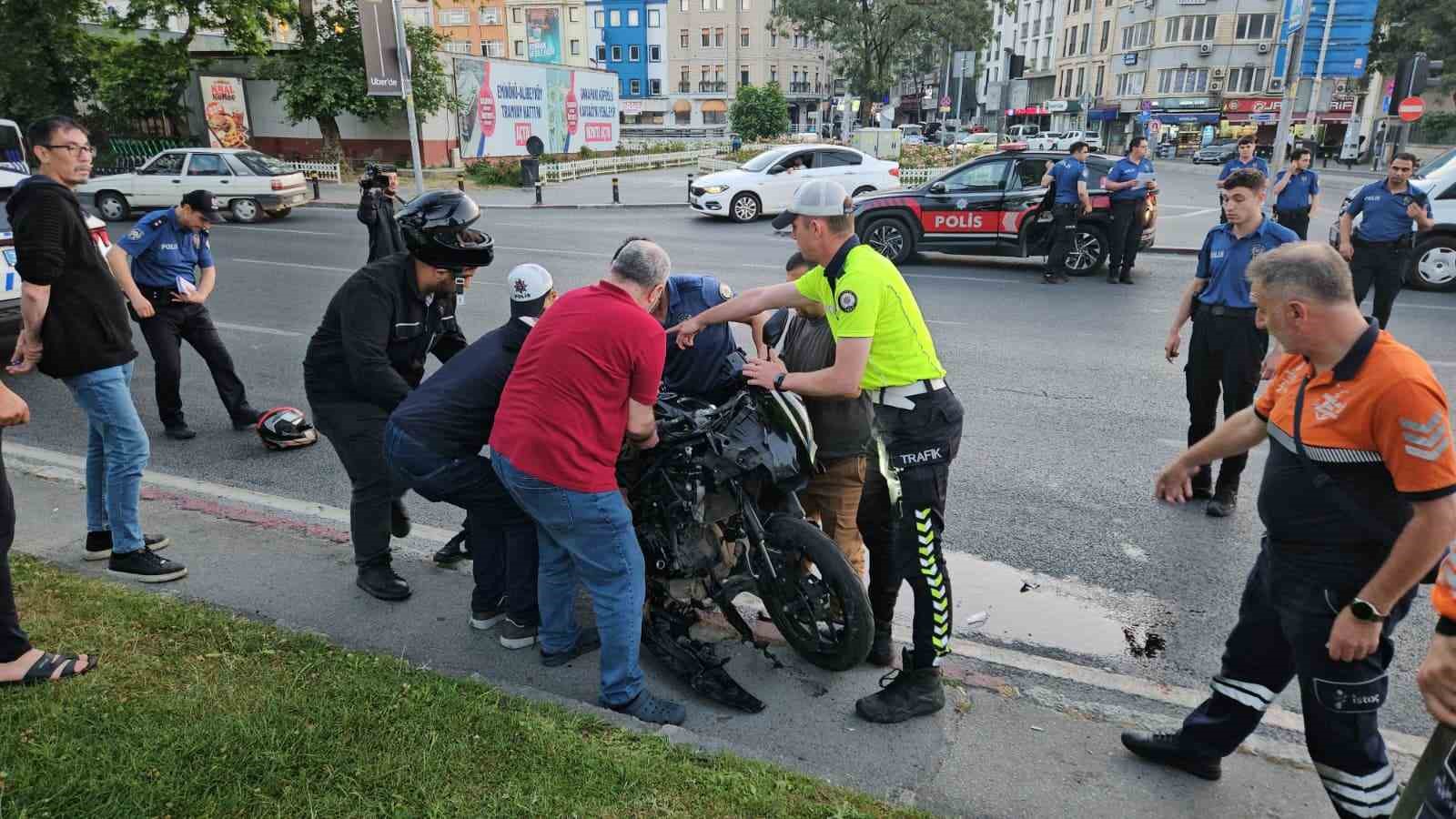 Fatih’te 3 motosiklet birbirine girdi: 1’i ağır 5 yaralı
