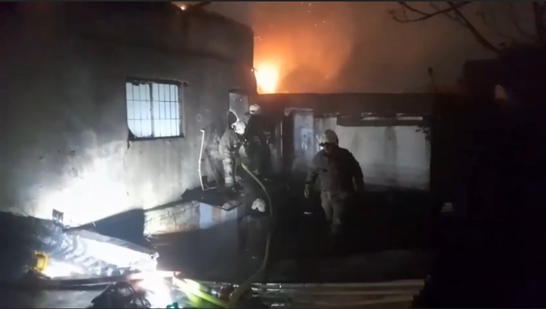 Fatih’te 5 katlı iş merkezinde çatı yangını
