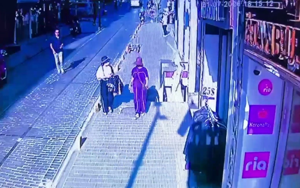 Fatih’te kadın turistlerin cüzdanını çaldılar: Çocuk şüphelilerin suç dosyası kabarık çıktı
