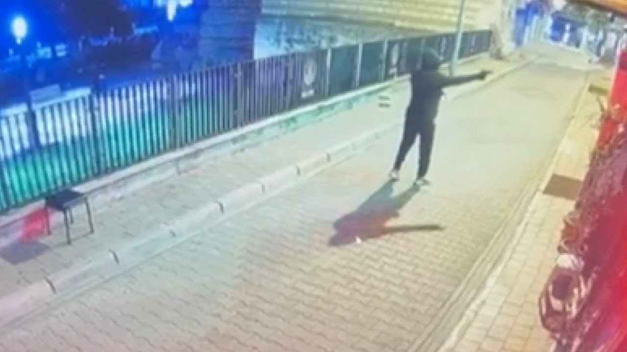 Fatih’te kamufle olup iş yerine kurşun yağdırdı, o anlar kamerada
