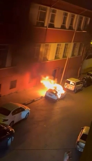 Fatih’te park halindeki otomobili ateşe verdi: Şüphelinin 42 suç kaydı çıktı
