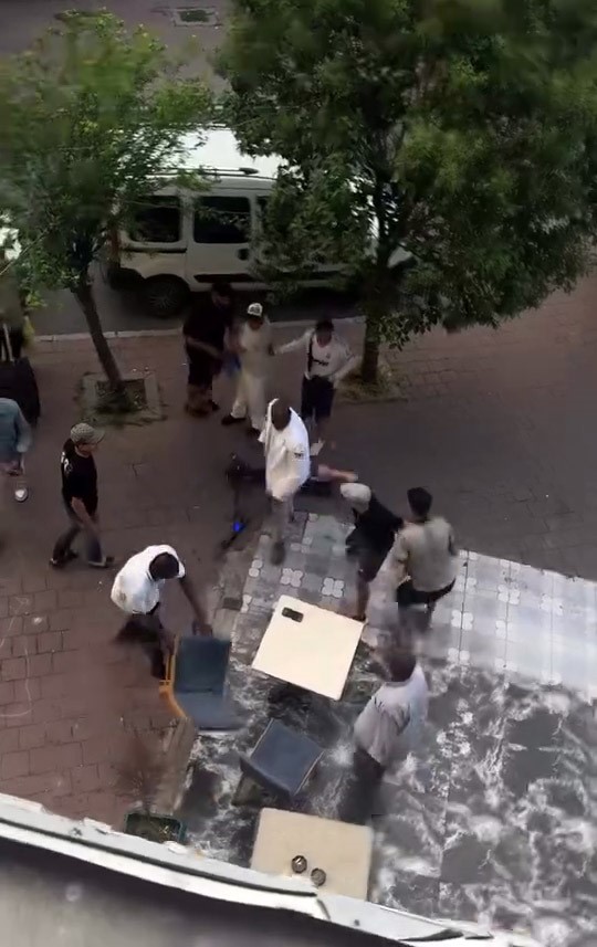Fatih’te yabancı uyruklu şahıslar arasında bıçaklı kavga kamerada
