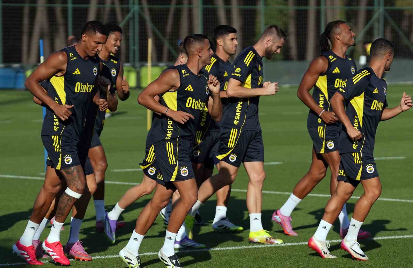 Fenerbahçe, Avusturya’da yapacağı kampta 3 hazırlık maçı oynayacak
