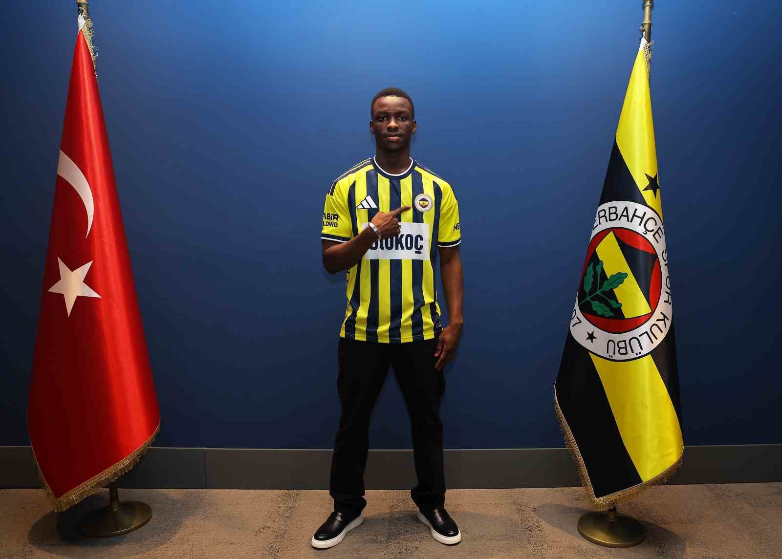 Fenerbahçe, genç yetenek Amara Diouf ile sözleşme imzaladı
