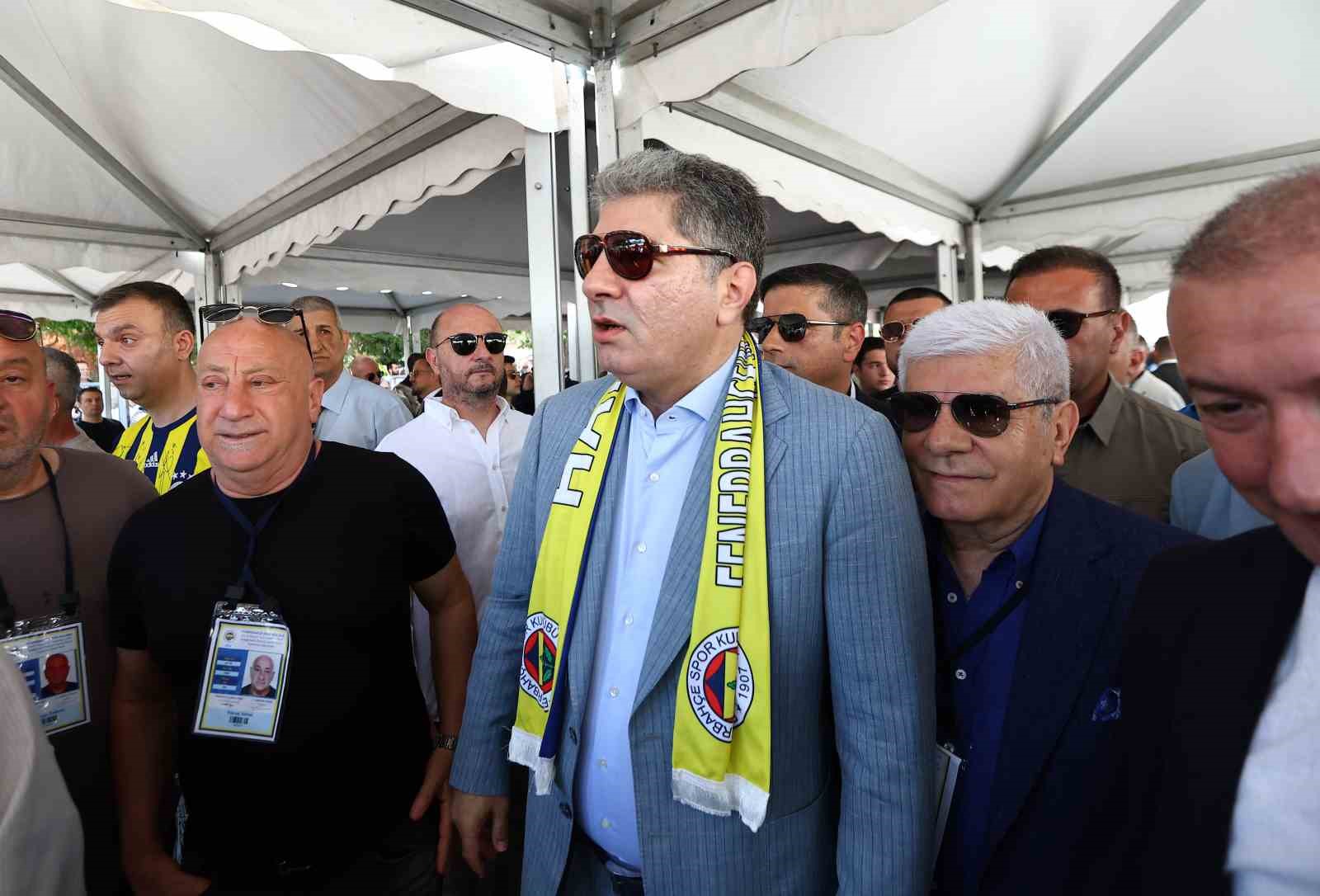 Fenerbahçe genel kurulunda başkan adaylarına yoğun ilgi
