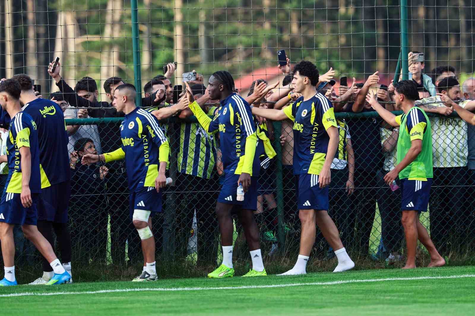 Fenerbahçe, günü çift antrenmanla tamamladı
