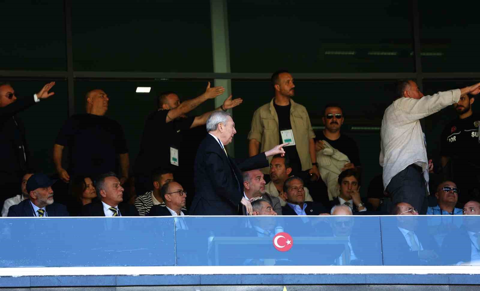 Fenerbahçe olağanüstü seçimli genel kurulunda arbede çıktı
