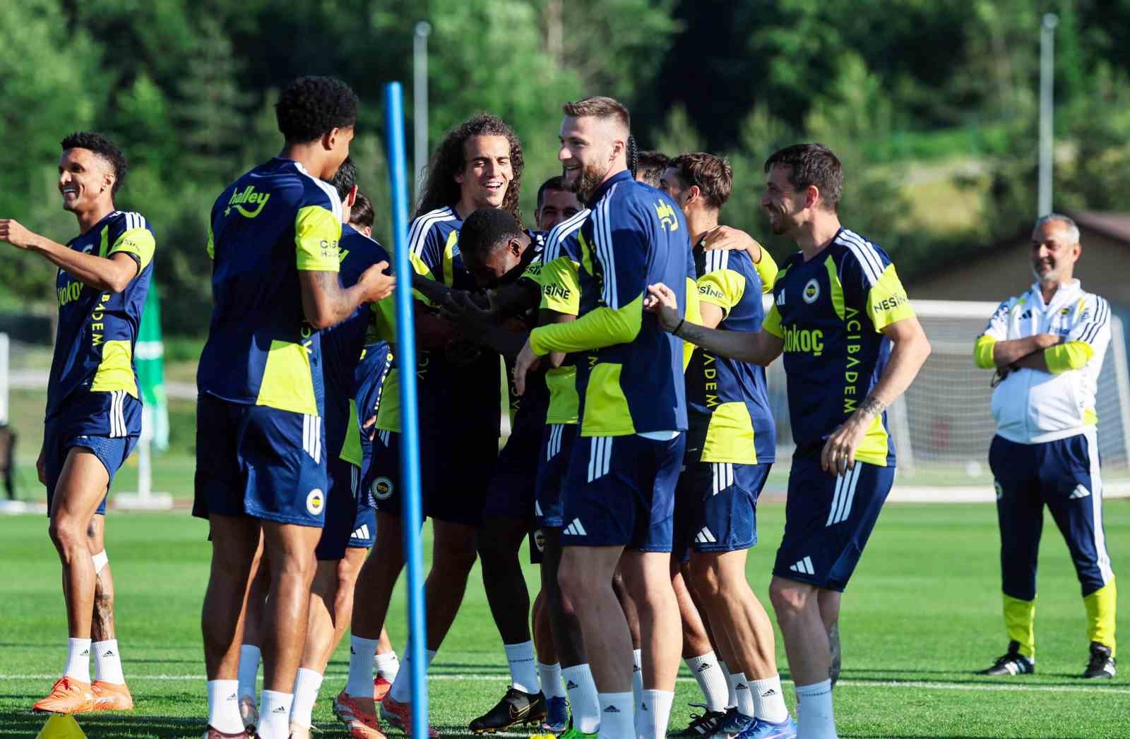 Fenerbahçe, önce salonda sonra sahada çalıştı
