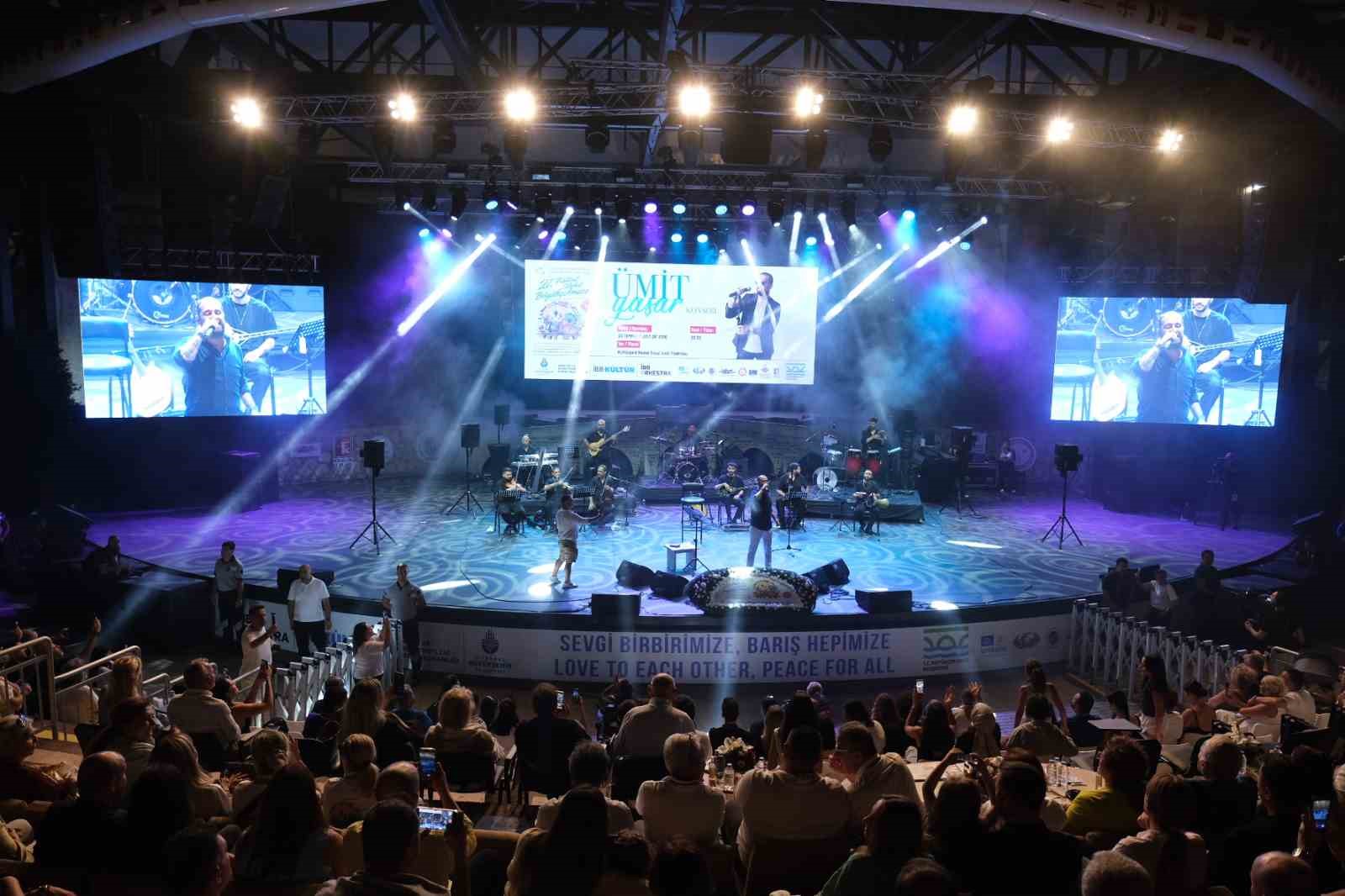 Festival sahnesinde binlerce kişi Ümit Yaşar şarkılarıyla buluştu
