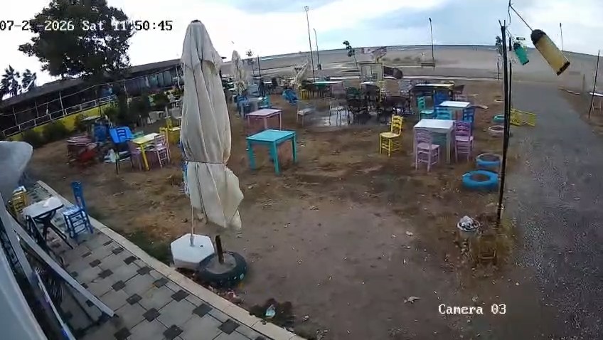 Fırtına sahili süpürdü, kafenin masaları yer değiştirdi
