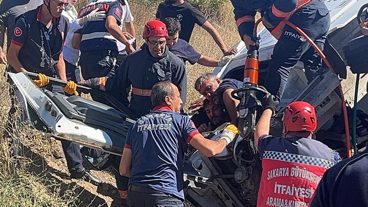 Freni patlayan şeftali yüklü kamyon, otomobilin üzerine devrildi: 6 yaralı
