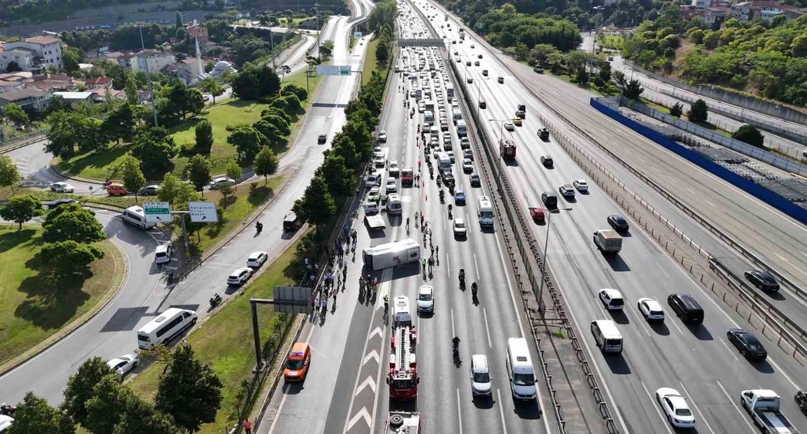 FSM köprü çıkışında banka personelini taşıyan midibüs devrildi: 21 yaralı
